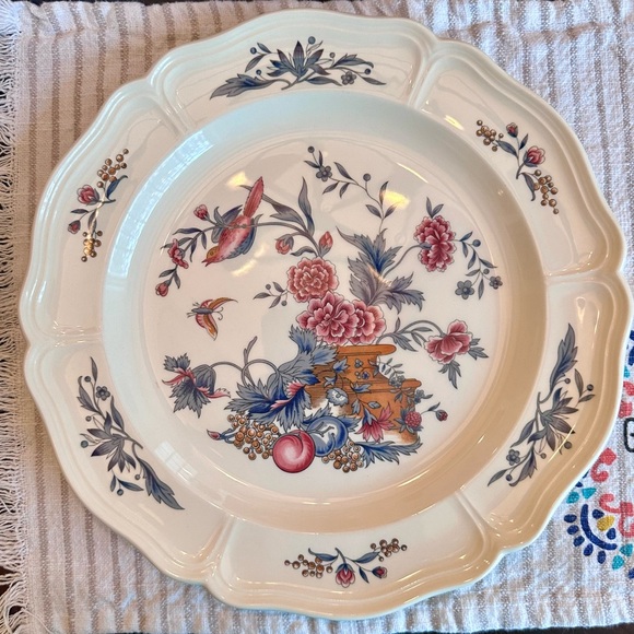Wedgwood Williamsburg Potpourri Cream Dinnerware with Red and Blue Floral Design - Picture 5 of 16